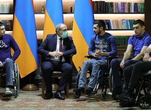 В Доме солдата, вместе с защитниками Отечества, Пашинян почтил память минутой молчания