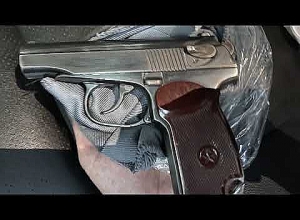 Ոստիկանություն բերման ենթարկվածի մեքենայում հրազեն ու թմրամիջոց կային․ երիտասարդը ձերբակալվել է