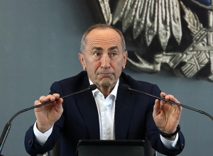 Ծնկների վրա կանգնած բանակցելը հարմար չի՝ չոքած հոգնում է մարդ․ Քոչարյանն՝ իշխանությանը