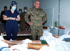 ՊԲ հրամանատար Կամո Վարդանյանն այցելել է վիրավոր զինծառայողներին․ լուսանկարներ