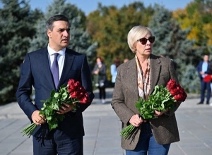 Омбудсмены Армении и Украины почтили память в Цицернакаберде