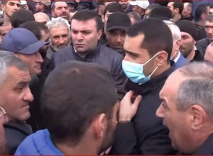 Жители Гегаркуникской области перекрыли трассу Ереван-Севан