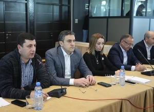 Պարտության մասին տեղեկություն ունեցող որոշ մարդկանց բերանները փակել են՝ ճնշելով