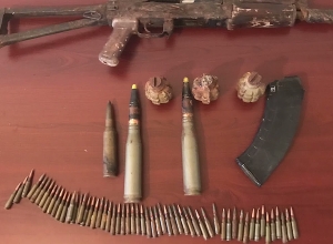 Группа лиц добровольно сдали в отделения полиции автоматы Калашникова и боеприпасы