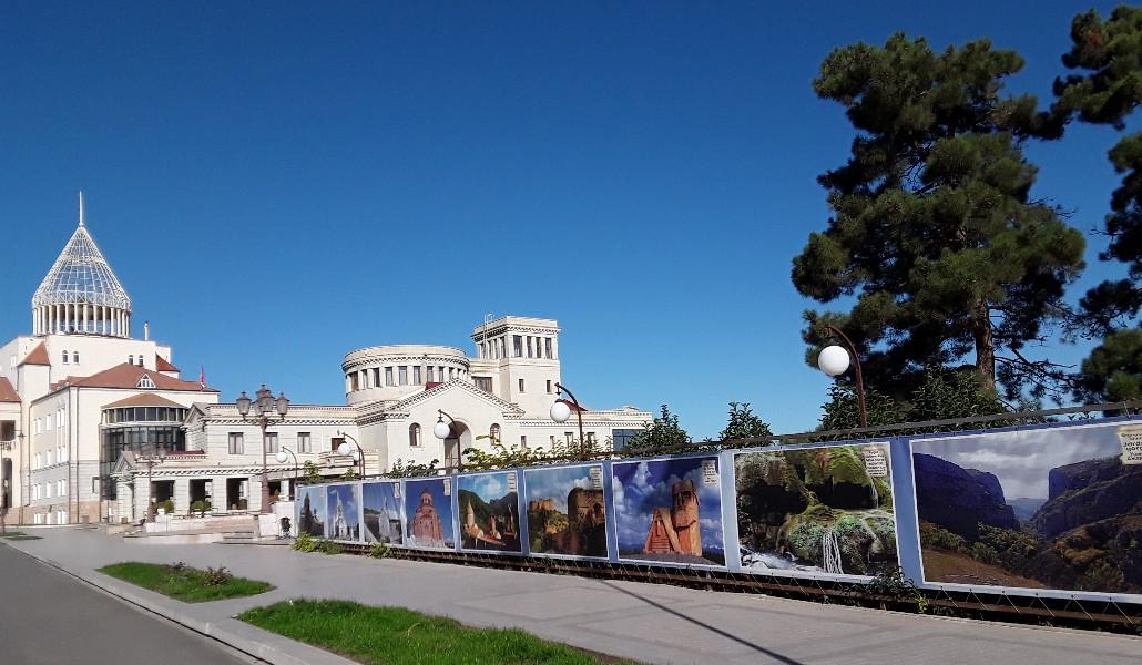 Ստեփանակերտ , ԱԺ․ պաստառ