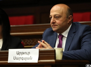 Оппозиция стоя аплодировала входящему в зал коллеге, освобождённому из заключения