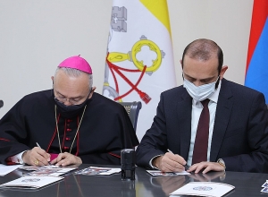 Միրզոյանն ու Պենյա Պառան մասնակցեցին 2 նամականիշով գեղաթերթիկի մարման արարողությանը