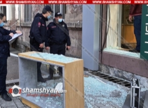 Երևանում կոտրել են հեռախոսների խանութի ապակին և թալանել այն. պարեկները գողերից մեկին բռնել են․ Shamshyan.com