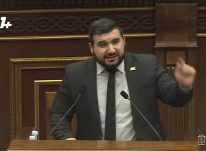 Отец Аруша ходил по домам и просил, чтобы избрали Аруша, чтоб он вышел из тюрьмы: Алексанян