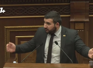 Нападение на здание правительства в политических целях составило политическую часть: поэтому я вспомнил супруга