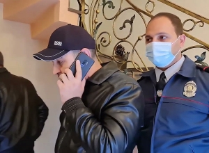 В Эребуни мужчина задушил жену и нанёс себе повреждения: он арестован