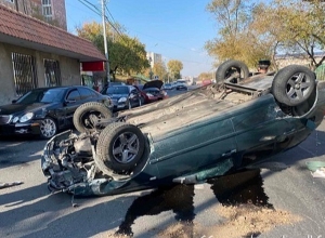 Ֆուչիկի փողոցում ավտոմեքենան գլխիվայր շրջվել է