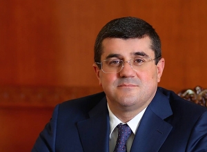 Араик Арутюнян и руководители фракций НС Арцаха прибыли в Ереван для обсуждения сложившейся ситуации