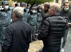 Ոստիկանը մի կողմ տարավ Գեղամ Մանուկյանին․ լարված վիճակ կառավարության մոտ