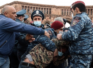 Потасовка между полицейскими и демонстрантами: депутаты хотят войти в здание Правительства