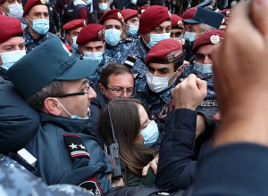 Полицейские задержали участников акции: накалённая обстановка около Правительства