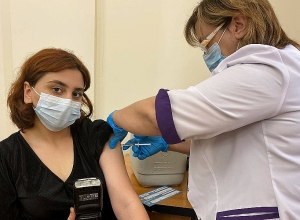 ԱԺ-ում պատվաստման օր էր․ պատվաստվել է նաև լուսանկարիչը, ում ֆիքսած կադրերը հայտնվում են ԱԺ պաշտոնական կայքում