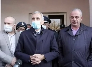 Մարզպետը խոստացավ վերանայել իր որոշումը՝ Բյուրականում համայնքապետի ԺՊ-ի դեմ ցույցի հետեւանքով․ Aravot.am