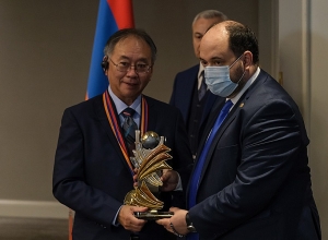 Արայիկ Հարությունյանը պետական մրցանակ է հանձնել «Սինոփսիս»-ի նախագահ Չի-Ֆուն Չանին