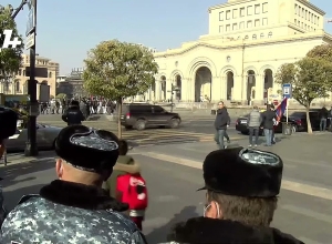 Полицейские образовали стену у здания Правительства