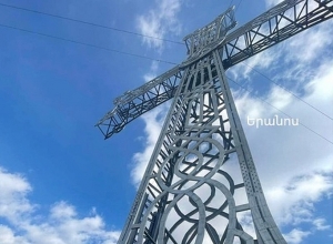 Երանոսում կանգնեցվեց եւ օրհնվեց Արցախյան վերջին պատերազմում զոհված հայորդիների հիշատակի Խաչը