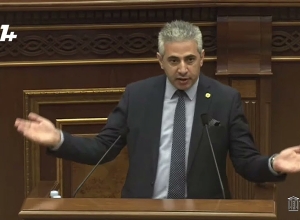 Мы должны оставаться в этом зале, люди должны приходить сюда, он должен приехать сюда из аэропорта, и․․․