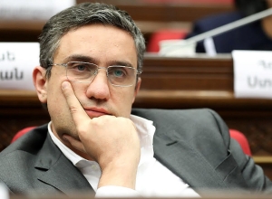 По какому принципу азербайджанские самолеты пересекают воздушное пространство Армении и что они перевозят?