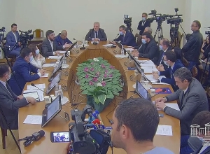 Я, сын полковника, офицер ВС, не думаю о военнослужащих, а вы думаете: не понимаю