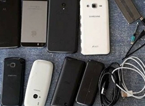 Կինը կալանավորի համար տարած սառնարանում 15 բջջային հեռախոս է թաքցրել