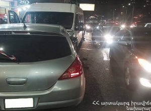 Լենինգրադյան փողոցում ավտովթար է տեղի ունեցել․ թիվ 63 երթուղայինի վարորդն ու 4 ուղեւոր հոսպիտալացվել են