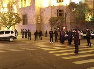 ՈՒՂԻՂ. Անհետ կորածների եւ գերիների հարազատները Կառավարության դիմաց են