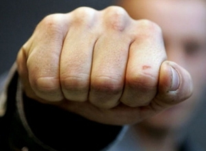 Գետնին ընկած կին, ոչ ադեկվատ տղամարդ․ հիվանդանոցի ճանապարհին բռունցքով հարվածել են պարեկին