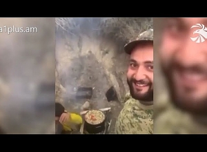 Հասանք Գորիս. շատ մարդիկ Ղարաբաղից դուրս էին գալիս. բոլորը տխուր էին, իսկ Պարույրը երգում էր