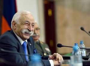 Мудрые уроки, полученные от Вас, касаются и науки, и патриотизма: Саркисян поздравил Гургена Меликяна