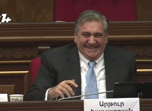 Господин Хачатрян, смешно обвинять меня в таком вопросе: Варданян