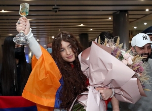 «Մանկական Եվրատեսիլի» հաղթող Մալենան վերադարձավ Հայաստան․ լուսանկարներ