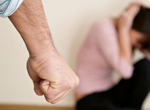 Թաղավարդի բնակիչը ծեծել է Ստեփանակերտի բնակչուհուն, սպառնացել՝ սպանել նրա երեխաներին