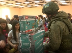 Российские миротворцы раздали новогодние подарки около 1000 детей Нагорного Карабаха