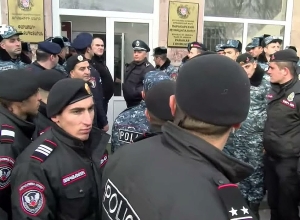 Полицейские в конечном итоге пропустили вовнутрь