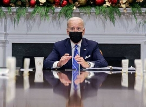 Байден призвал не паниковать из-за омикрон-штамма коронавируса