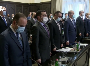 Правительство минутой молчания почтило память погибших за родину в 2021г. и ранее