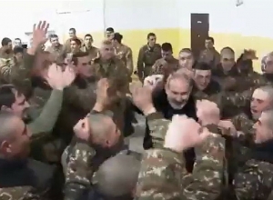 Փաշինյանը Ամանորի երեկոյին պարել է զինվորների հետ