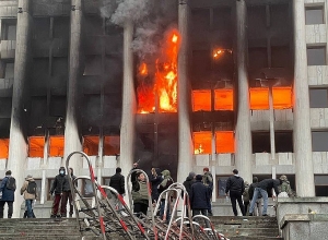 В Алматы подожгли здание городской администрации: Фотографии