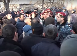 Напряженная ситуация в Паракаре: на месте большое количество полицейских: Прямой эфир