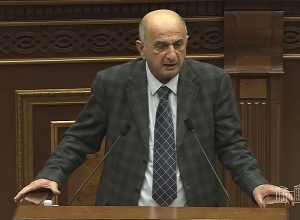 Обслуживая Роба и Сержа наносят ущерб государству: накалённая обстановка в НС после выступления Хачатряна