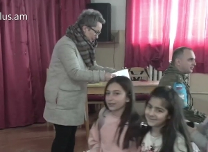 Миротворцы провели урок «Мира» и вручили подарки более 50 школьникам НК