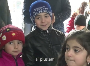 Ռուս խաղաղապահները երեխաներին բաժանել են կոնֆետներ եւ 20 խաղալիք. ՌԴ ՊՆ տեսանյութը