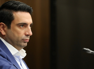 Может быть, однажды я разозлюсь и расскажу: Брифинг Алена Симоняна в прямом эфире