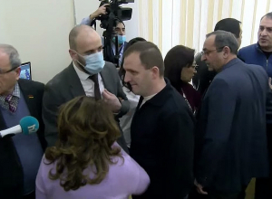 Արան դու էս այ տղա․ սրիկա, հակահիգենիկ․ էշից չես տաբերվում, անասուն․ կռիվ ԱԺ-ում