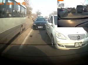 Автобус № 47 едет по тротуару